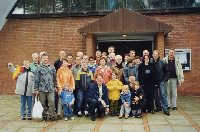 Vor der katholischen Kirche St. Elisabeth in Norddorf